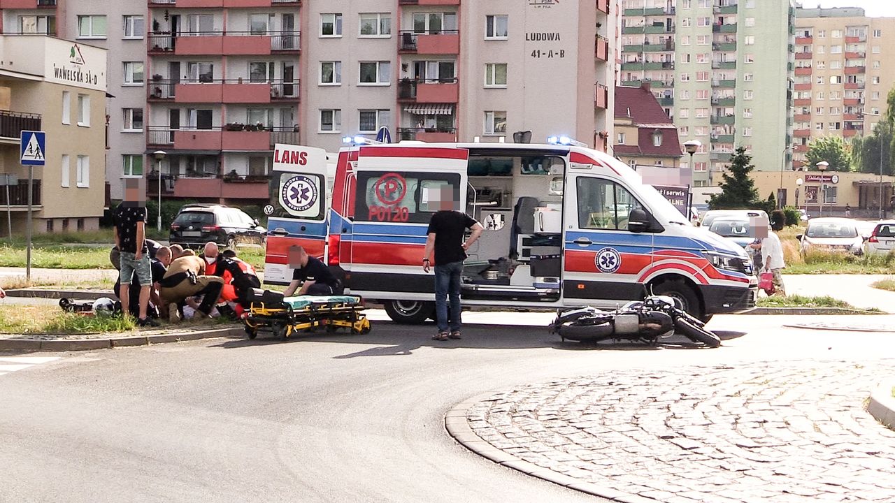 Kierująca seatem potrąciła motocyklistę