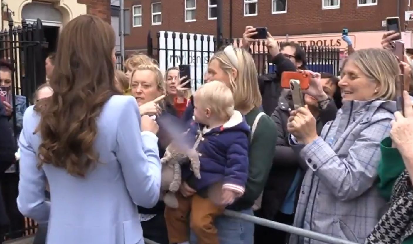 Kate i William w Belfaście, księżna zaatakowana przez kobietę z tłumu