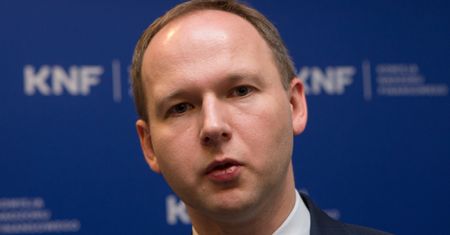 Były szef KNF odsunięty od zajęć na SGH. "Zastępują go inni pracownicy Instytutu"