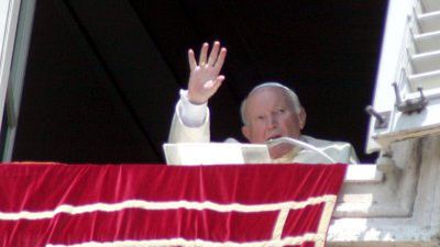 Jan Paweł II pozdrawia wiernych