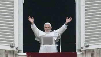 Benedykt XVI pozdrawia wiernych