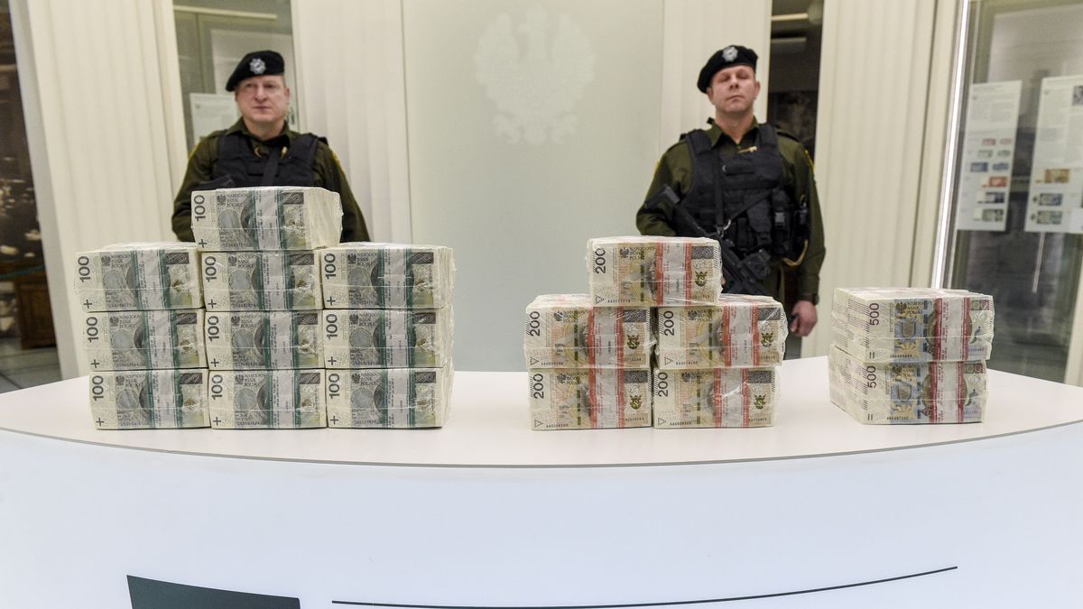 Banknotów coraz więcej i dłużej zostają w obiegu.