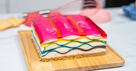 Tęczowy sernik z galaretką w bajkowych kolorach