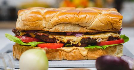Hamburgerowa zapiekanka z soczystą wołowiną i cheddarem - błyskawiczne danie dla całej rodziny