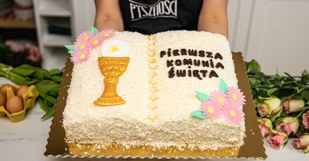 Tort komunijny w kształcie księgi w domowym wydaniu. Przepis ze zdjęciami. Tańszy i lepszy niż z cukierni