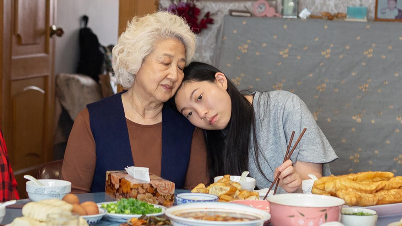 Bilii (Akwafina) i babcia Nai Nai (Shuzhen Zhou) w filmie "Kłamstewko". 