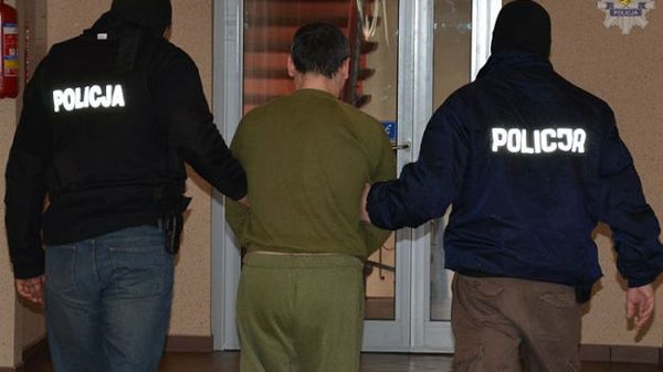 Policja prowadzi zatrzymanego mężczyznę