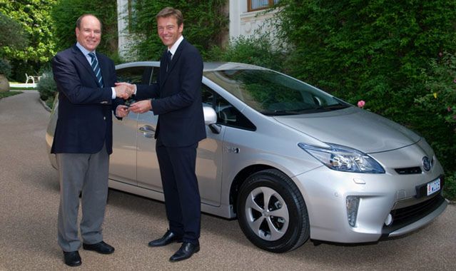 Książę Monako w Toyocie Prius Plug-in Hybrid