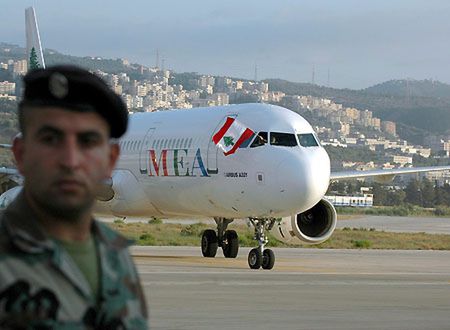 Izrael znosi powietrzną blokadę Libanu, blokada morska trwa