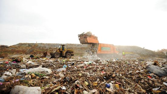Wysypisk ubywa. Ale tylko tych legalnych. Nielegalne rosną jak na drożdżach