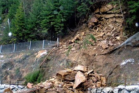 Tunel pod Mont Blanc zamknięty z powodu osunięć gruntu przed wjazdem