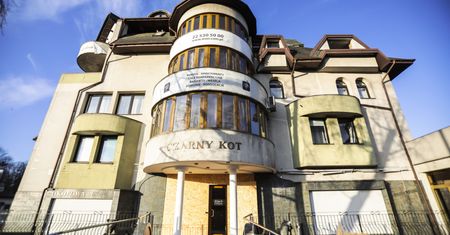 Czarny Kot w trakcie rozbiórki. Wjechał ciężki sprzęt
