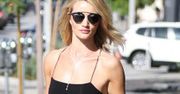 Rosie Huntington-Whiteley i seksowna mała czarna