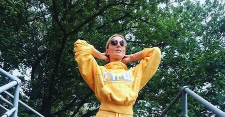 Halina Mlynkova w żółtym dresie na schodach. Fan pomylił ją z inną gwiazdą