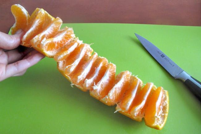Odetnij górną i dolną część owocu. Przekrój "pionową szczelinę" po jednej stronie, a następnie delikatnie rozwałkuj.