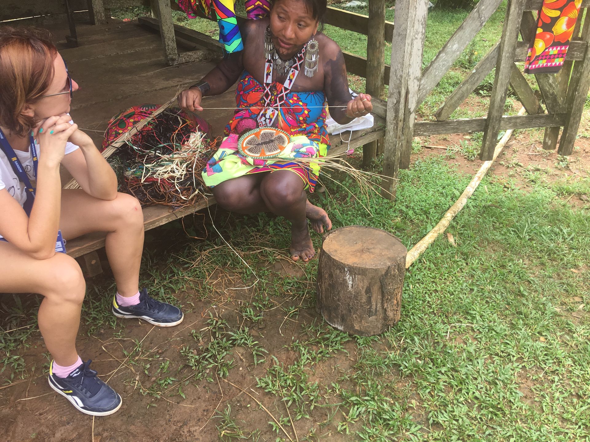 Indianka z plemienia Embera podczas pracy przy rękodziele. 