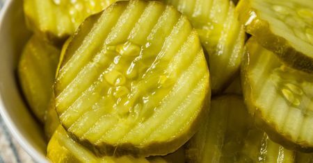 Najszybsza surówka z kiszonych ogórków. Bogactwo smaków