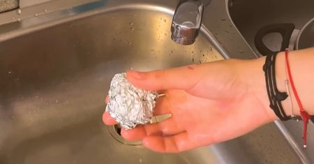 Dzięki kulce z folii aluminiowej możesz zaoszczędzić dużo pieniędzy