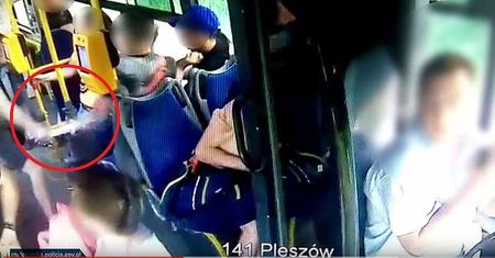 Kraków. Brutalny atak maczetą w miejskim autobusie. Sprawcy chcą poddać się karze