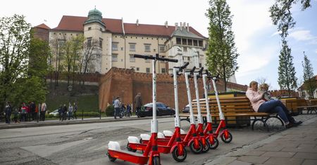Kraków. Miasto chce walczyć z hulajnogami, są dwa projekty uchwał