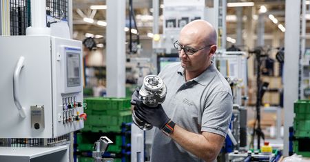 Nowe limity emisji CO2 mogą zniszczyć europejską motoryzację. Tak twierdzi szef PSA