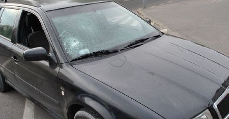Łuków. Wyprzedził samochód, a potem rzucił w niego butelką