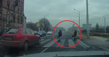 "Powinno się ich traktować jak potencjalnych morderców!". Do sieci trafiło nagranie z przejścia dla pieszych