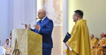Pierwszy Caritas już wydał nagrodę od polityka. Nareszcie dobry uczynek w żenującej aferze