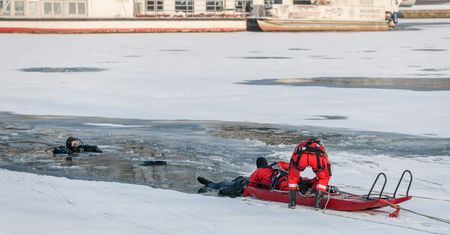 Kraków: pod mężczyzną załamał się lód. Ratownicy przegrali walkę o jego życie