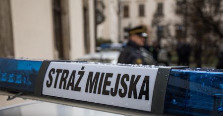 Kraków. Agresywny mężczyzna wymachiwał pistoletem na kulki