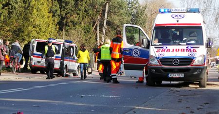 Karetka uderzyła w dziewięciolatkę. "Dziecko daleko, ze 30 metrów odleciało"