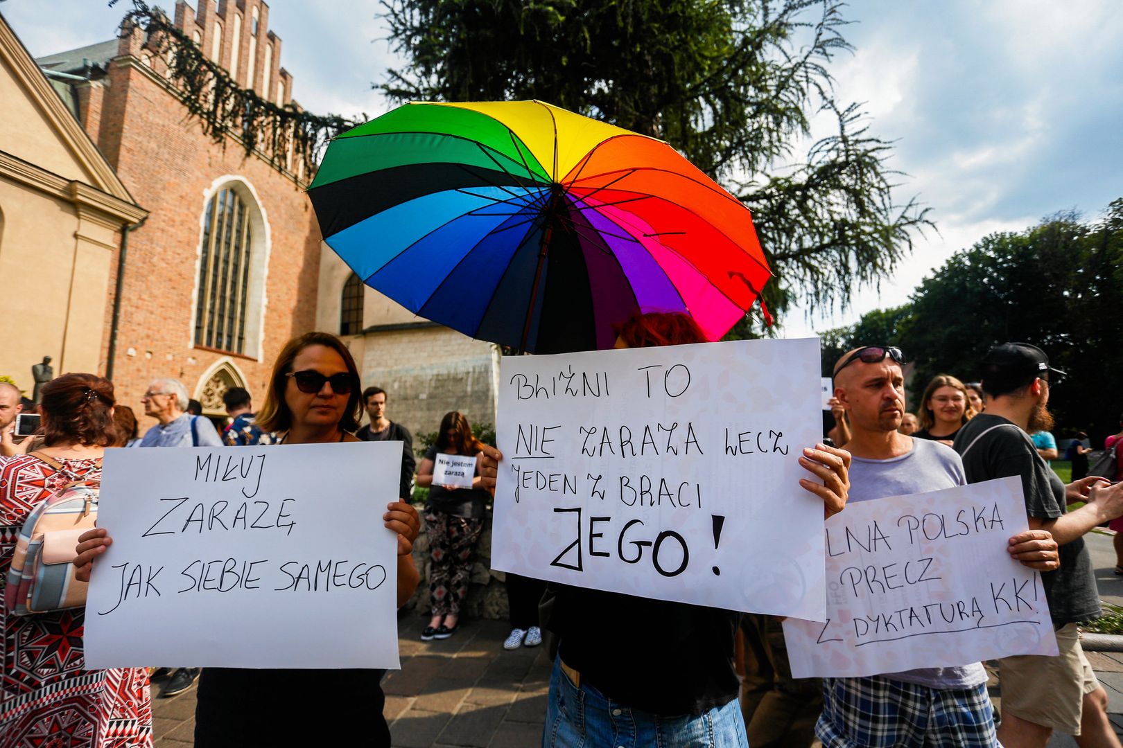 Protest osób LGBT przed budynkiem kurii