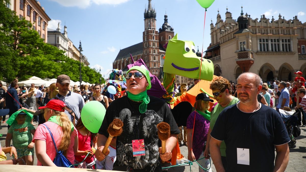 Kraków to bogata oferta kulturalna - przekonują władze miasta. Na zdjęciu parada smoków.