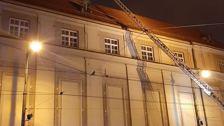 Kraków. Po godz. 17 na poddaszu Filharmonii Krakowskiej pojawił się ogień