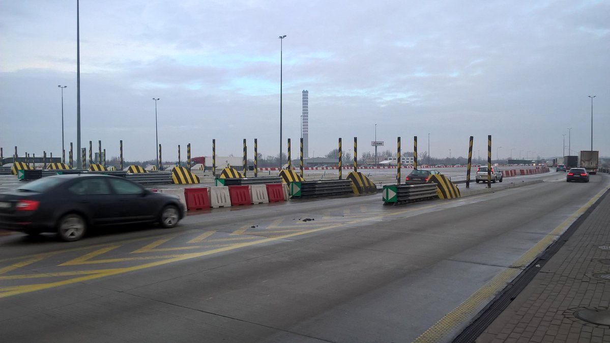 Na A2 pod Pruszkowem często się tworzą korki. Powód? Ograniczenie prędkości do 40 km/h przy punkcie poboru opłat, który nie działa