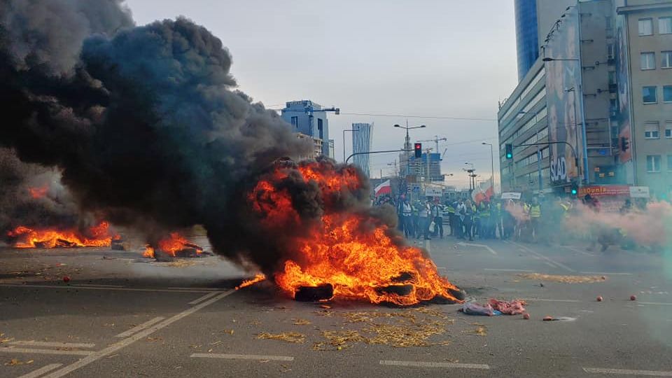 Strajk rolników w Warszawie. Plac Zawiszy zablokowany.