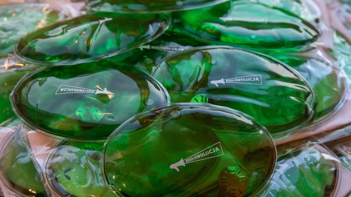 Ogrzewacze do rąk - każdy zapakowany w osobną folię. Oto sposób Krakowa na promowanie ekologicznych postaw