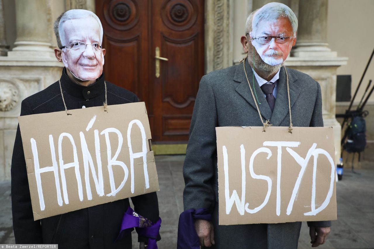 Kraków. Protesty przed urzędem miasta. W środku abp Marek Jędraszewski