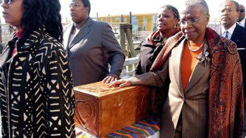 Kondukt żałobny ze szczątkami niewolników