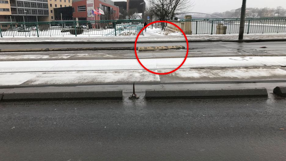 Według świadka samochód pary prezydenckiej był "zawieszony" na separatorze przez kilka sekund