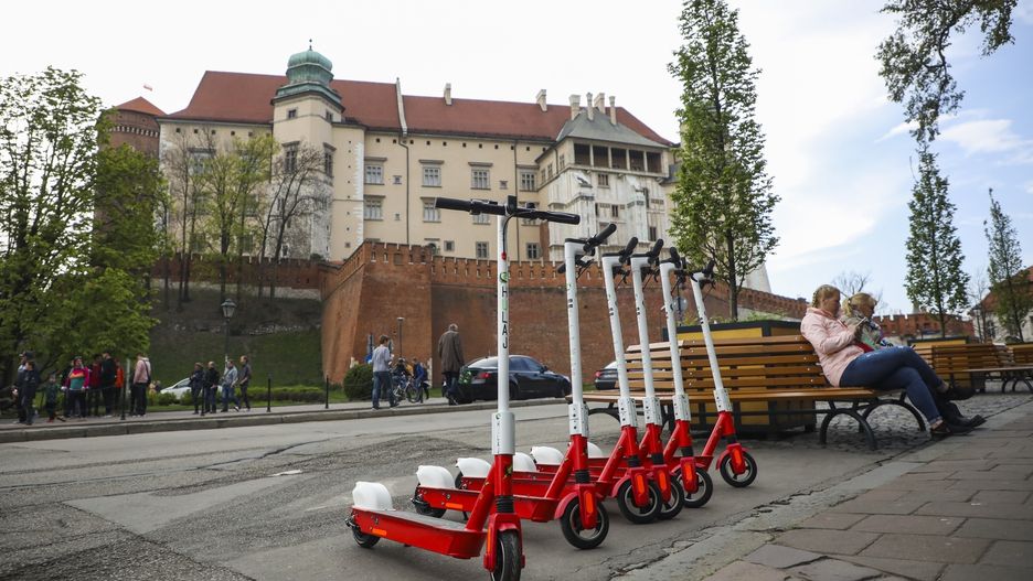 Kraków. Hulajnogi elektryczne pod Wawelem (zdj. arch.)