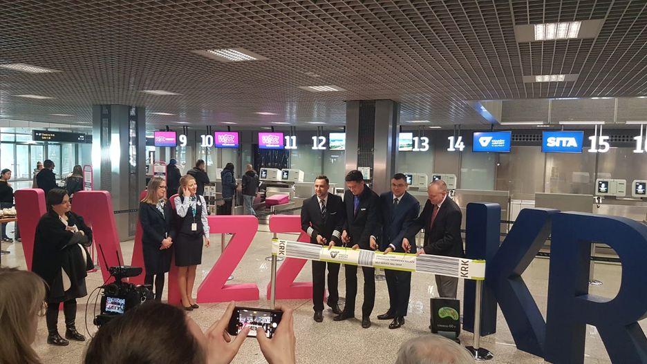 Pierwszym przewoźnikiem, który korzysta z samoobsługowych stanowisk nadawania bagażu jest linia lotnicza Wizz Air