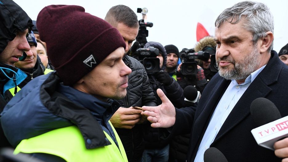 Rolnicy tłumaczą, że rozumieją, iż podróżujący czują dyskomfort z powodu niemożności przejechania, ale ta forma działań została wybrana nieprzypadkowo.