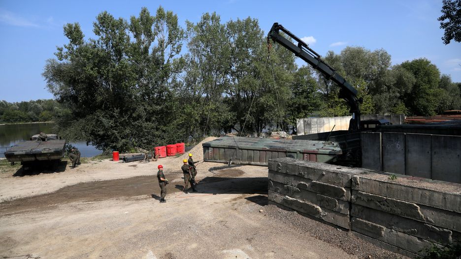 Warszawa. Budowa mostu pontonowego na Wiśle i rurociągu po awarii w oczyszczalni ścieków "Czajka"