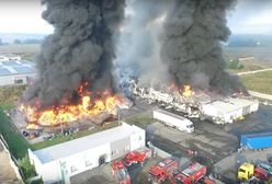Pożar w Myszkowie. Płonie zakład przerobu odpadów. Zawalił się dach hali