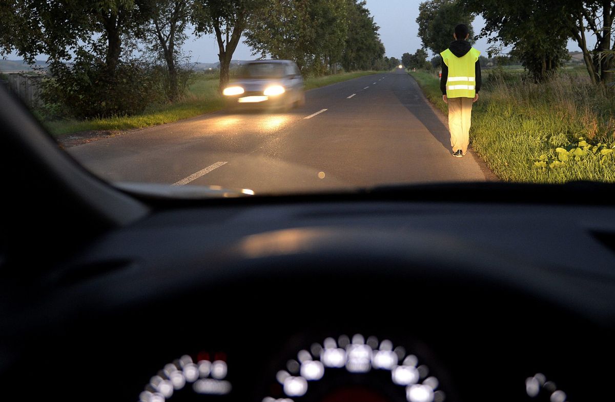 Najprostszy odblask uchroni od wysokiego mandatu. Jego rola jest nieoceniona dla kierowców