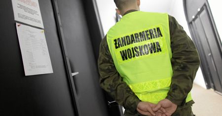Naciski, groźby, zastraszanie. "Dowódcy tej formacji są gotowi na wszystko"