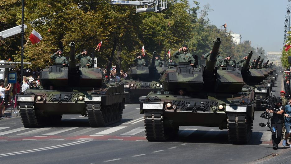 Defilada pojazdów wojskowych na ulicach stolicy