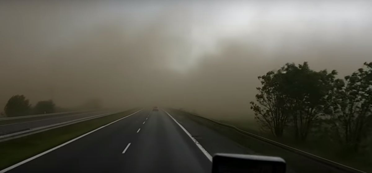 Niezwykłe zjawisko pod Bydgoszczą. Kierowcy wjechali w burzę piaskową!