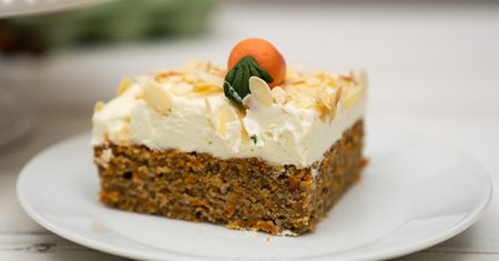 Proste i pyszne ciasto marchewkowe z kremem śmietankowym i migdałami